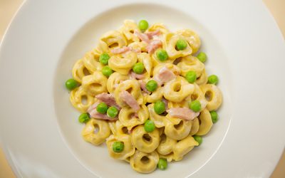 TORTELLINI PISELLI, PROSCIUTTO E PANNA