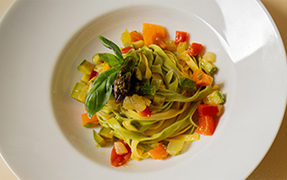 TAGLIATELLE PAGLIA E FIENO CON RATATOUILLE DI VERDURE